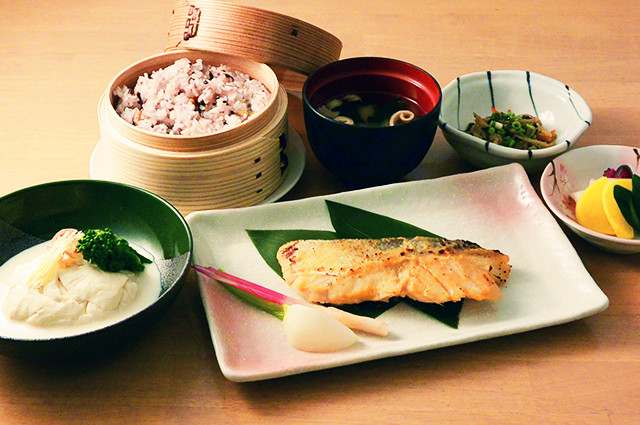 銀鱈の西京焼とあったかおぼろ豆腐の十穀米御膳