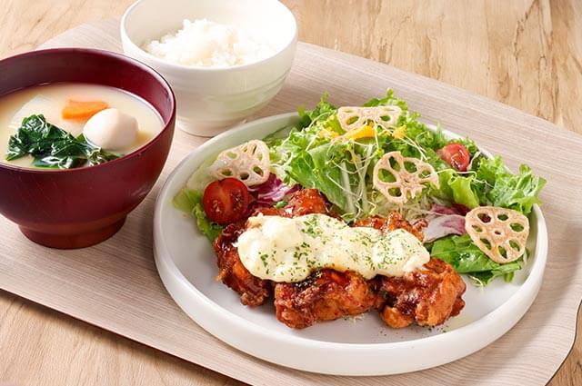 たっぷり味噌汁と彩りサラダのプレート